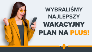 Uśmiechnięta kobieta w żółtej marynarce trzyma telefon i cieszy się z wiadomości o najlepszym wakacyjnym planie PLUS