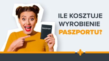 Kobieta w żółtej bluzce prezentuje paszport i wskazuje na niego z uśmiechem.